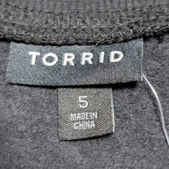 Torrid LS Black Christmas Sweatshirt Sequin Pug - Size 5 NWT - Picture 4 of 7